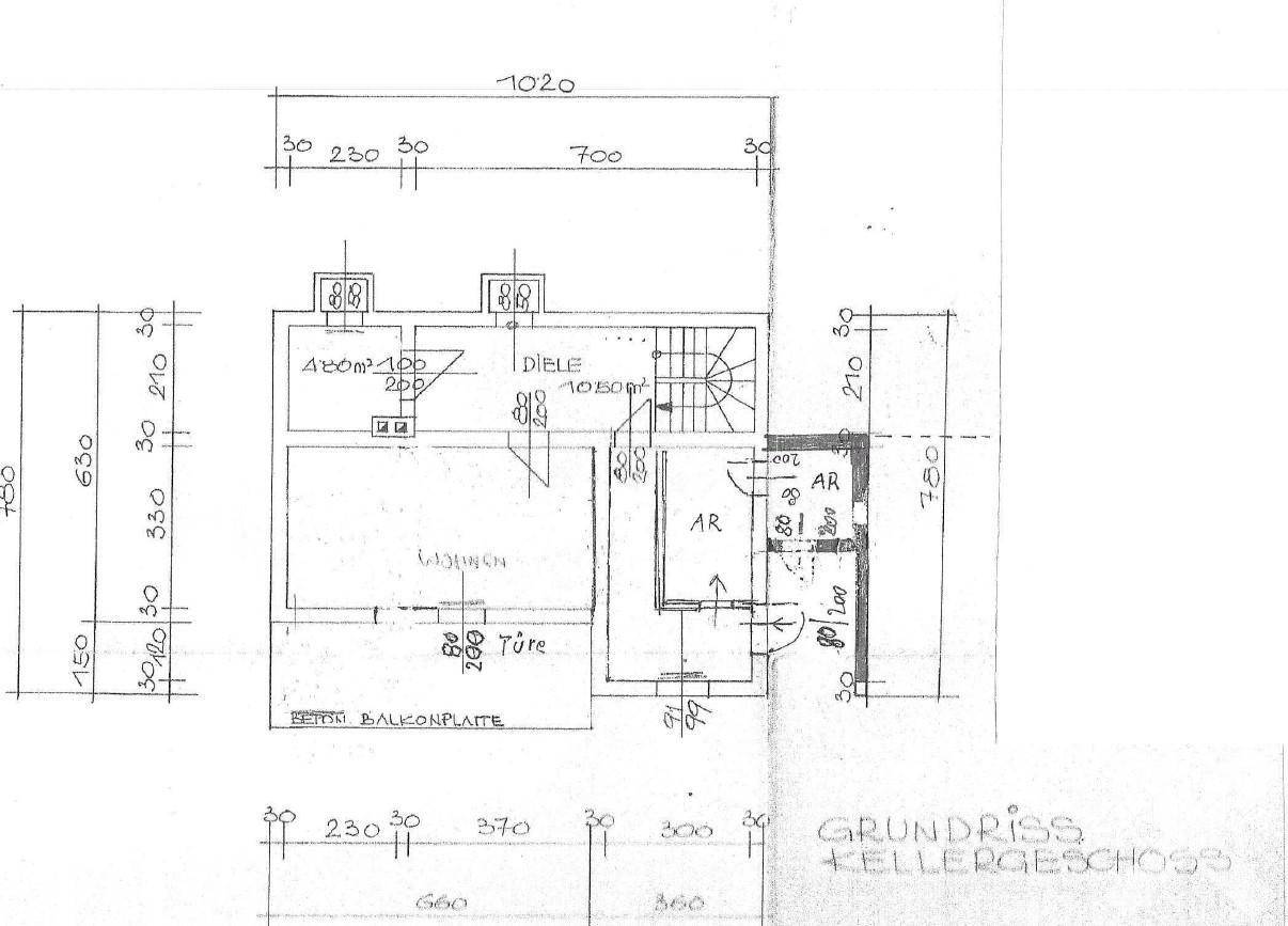 Grundriss des Kellergeschosses mit Abstellräumen und Zugang zum Außenbereich.