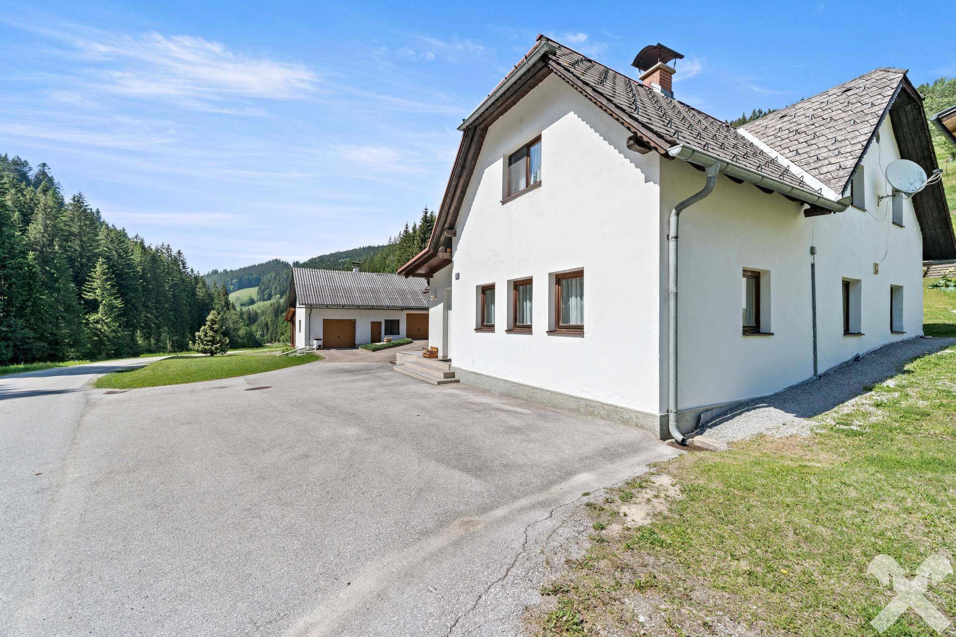 Wohnhaus mit mehreren Nebengebäuden - Ansicht 2