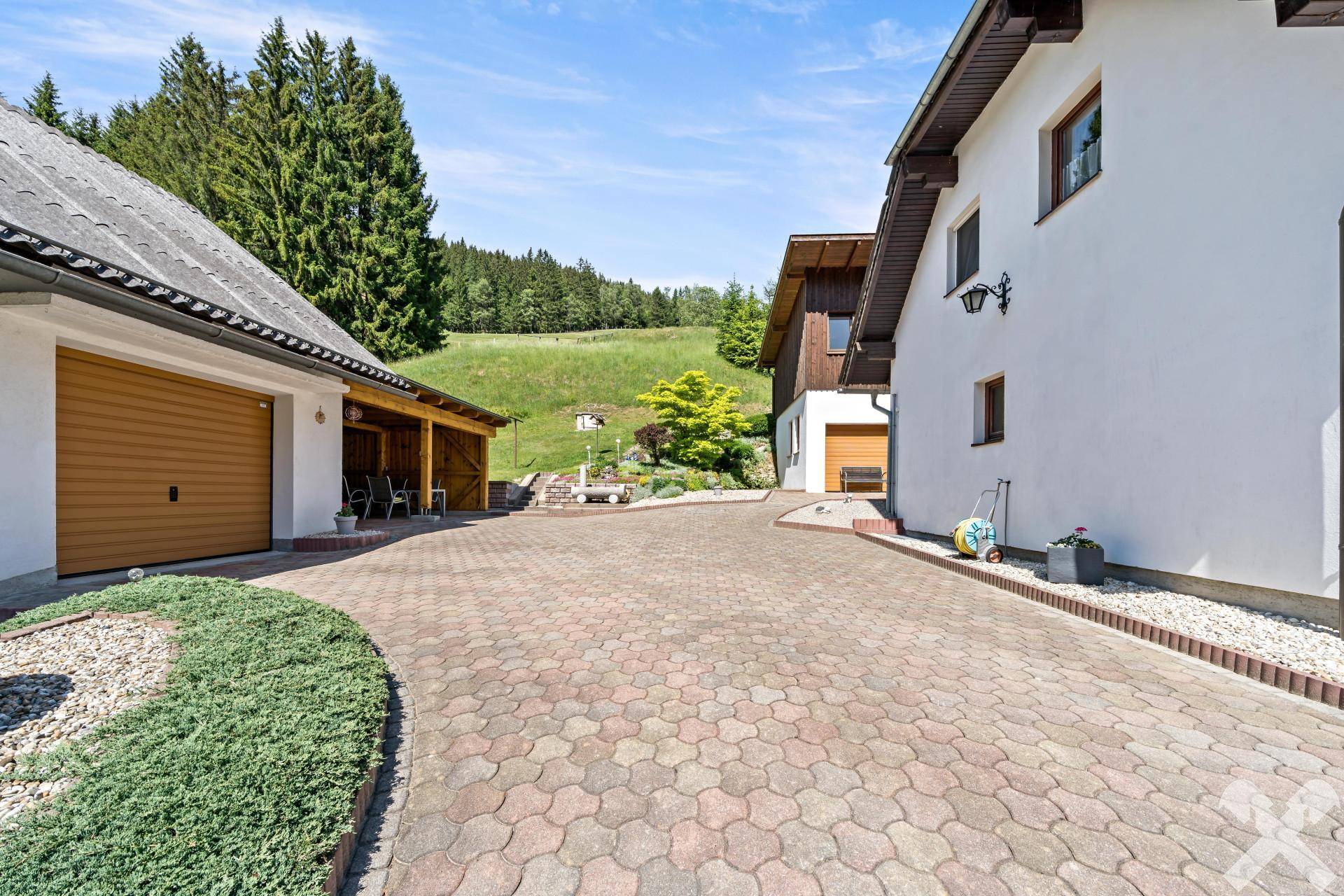 Wohnhaus mit mehreren Nebengebäuden - Ansicht 4