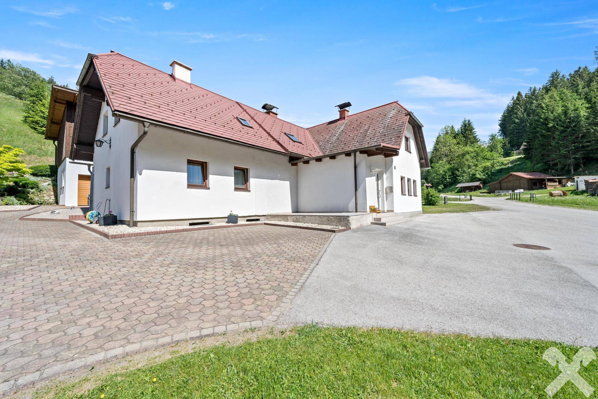 Wohnhaus mit mehreren Nebengebäuden - Ansicht 3