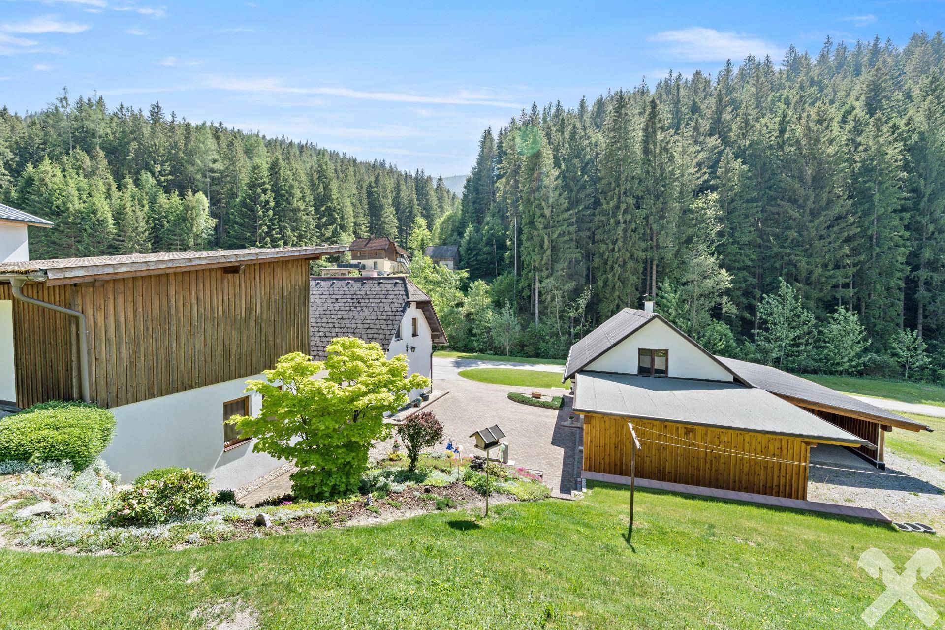 Wohnhaus mit mehreren Nebengebäuden - Ansicht 5