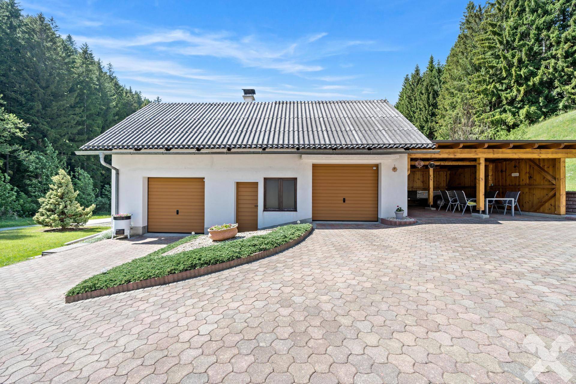 Wohnhaus mit mehreren Nebengebäuden - Ansicht 6