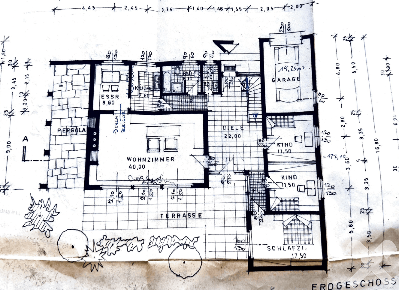 Handgezeichneter Grundriss des Erdgeschosses mit Wohnzimmer, Küche, Schlafzimmern und großer Terrasse.