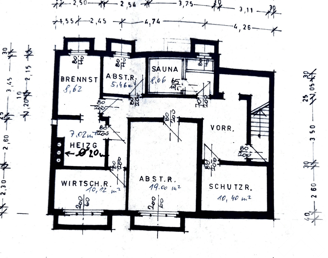 Handgezeichneter Grundriss des Untergeschosses mit Sauna, Heizraum und verschiedenen Abstellräumen.