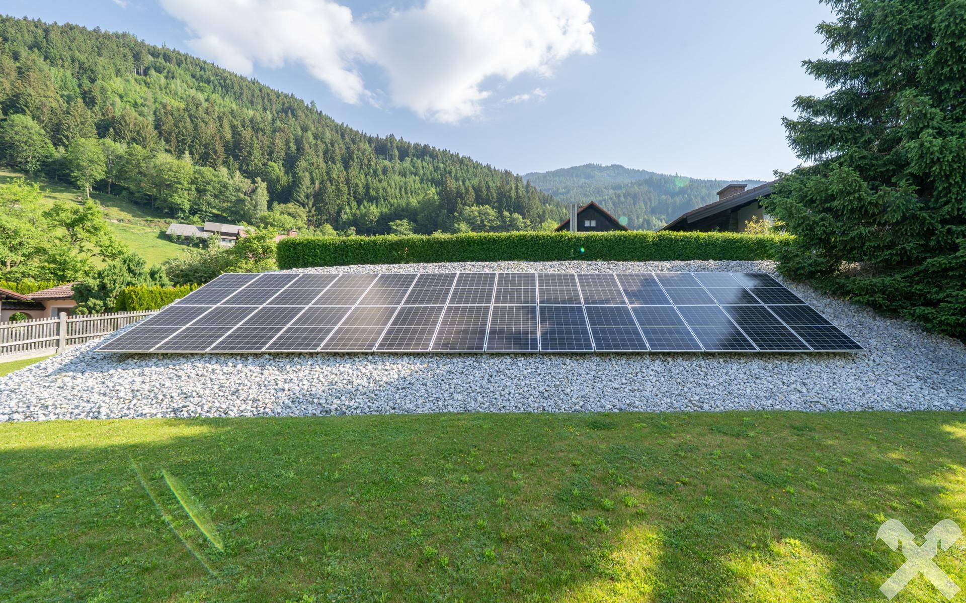 Große Photovoltaikanlage auf einer Rasenfläche, die zur nachhaltigen Energieversorgung beiträgt.