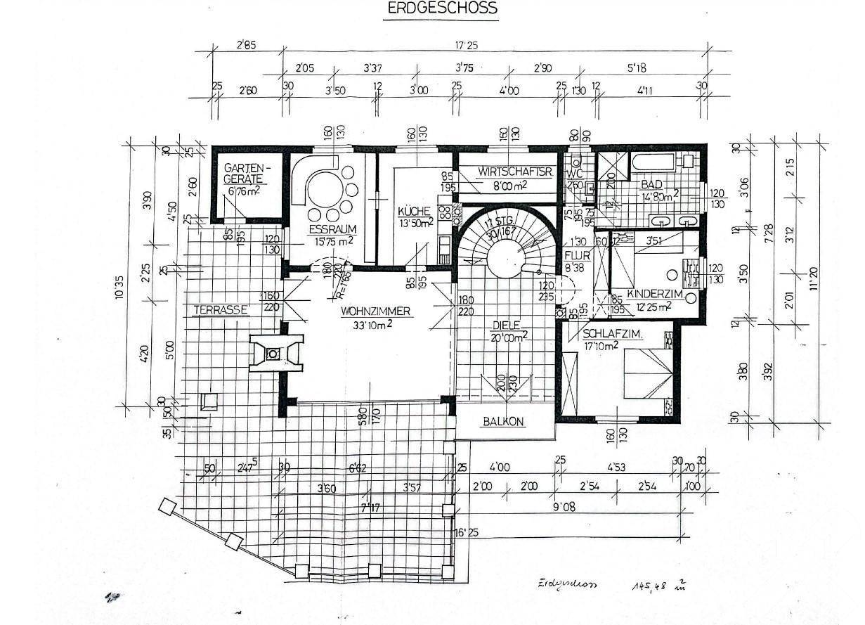 Grundriss des Erdgeschosses mit Wohnzimmer, Küche, Terrasse und Balkon sowie drei Schlafzimmern.