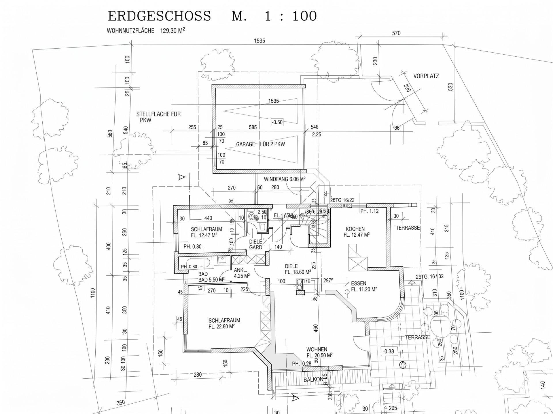 Grundriss des Erdgeschosses mit Wohnzimmer, Küche, Schlafzimmern und Balkon.