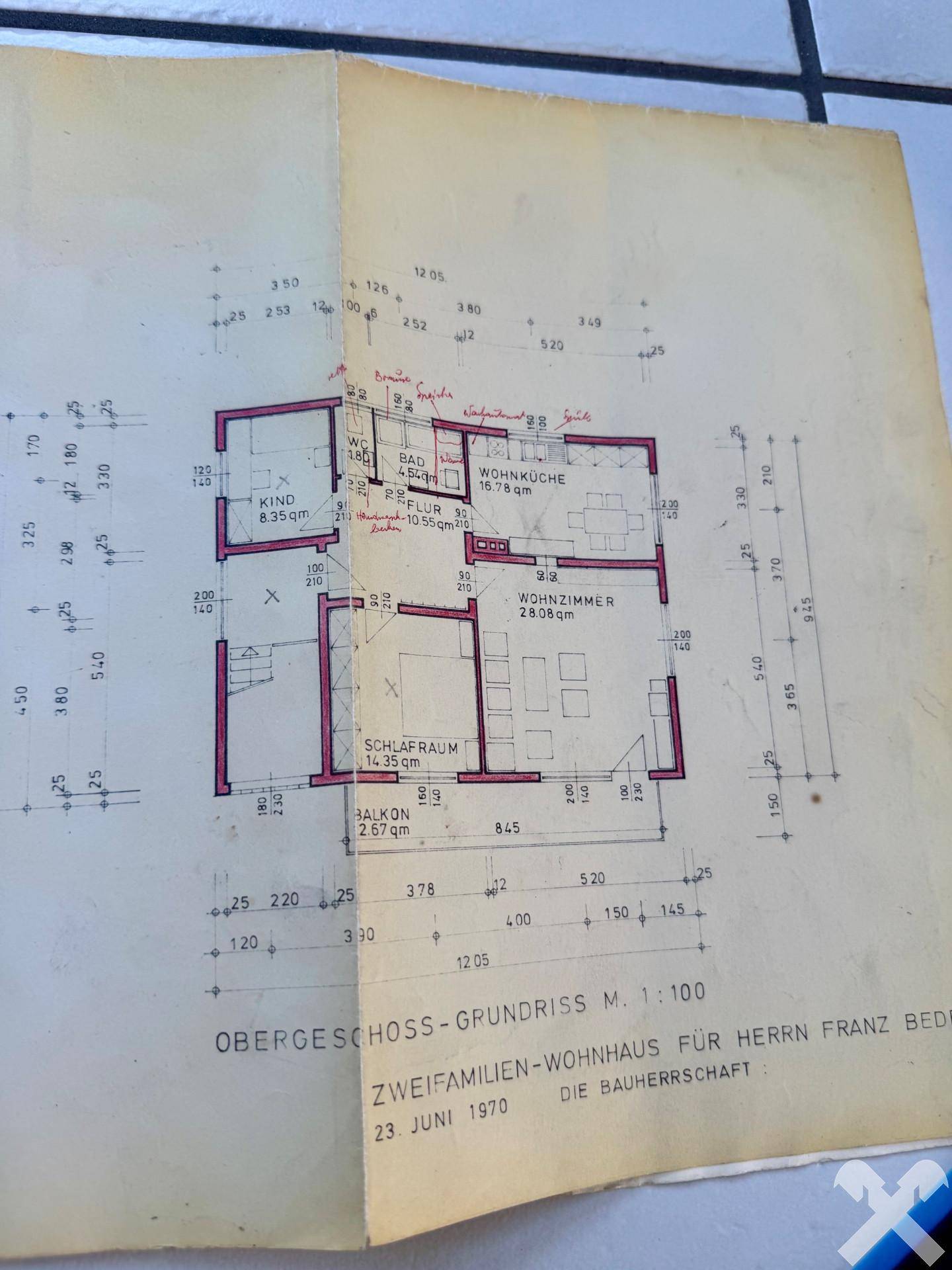 Historischer Grundriss des Obergeschosses mit Balkon, Wohnküche und Schlafzimmer.