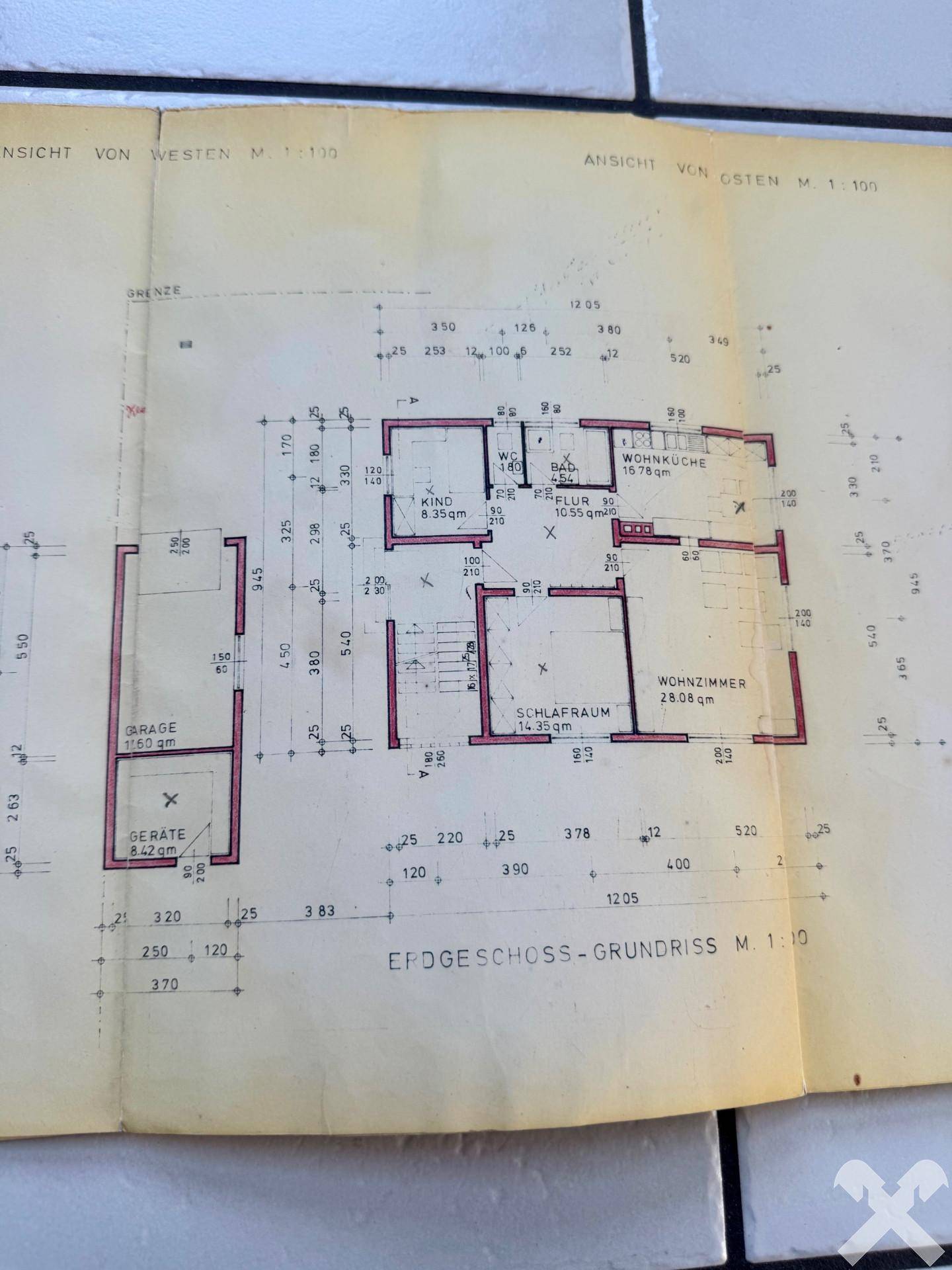 Historischer Grundriss des Erdgeschosses mit Garage, Wohnküche und Schlafzimmer.