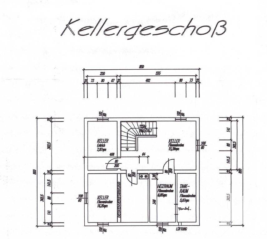 Grundriss des Kellergeschosses mit mehreren Kellerräumen und Heizraum.