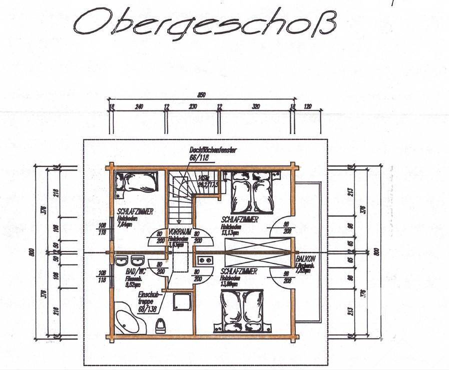 Grundriss des Obergeschosses mit drei Schlafzimmern, Bad und Balkonzugang.