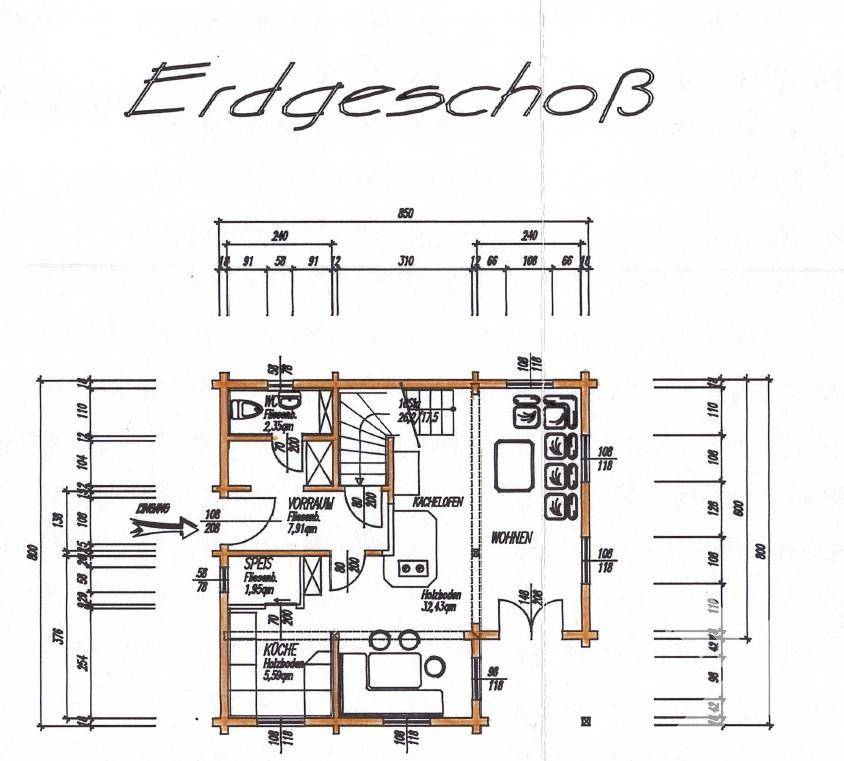 Grundriss des Erdgeschosses mit Wohnbereich, Küche, Speisekammer und WC.