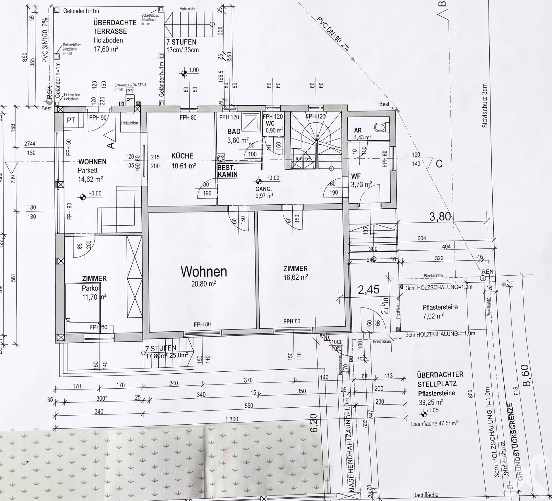 Detaillierter Grundriss des Erdgeschosses mit Wohnzimmer, Küche und Terrasse.