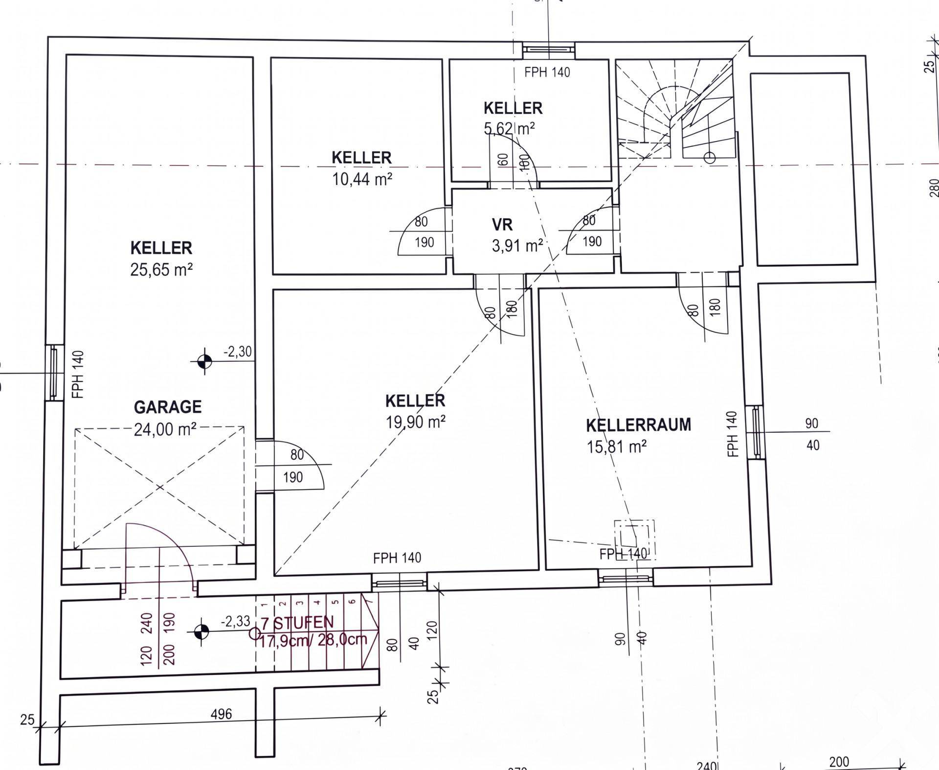 Grundriss des Kellergeschosses mit Garage, Kellerräumen und Treppenaufgang.