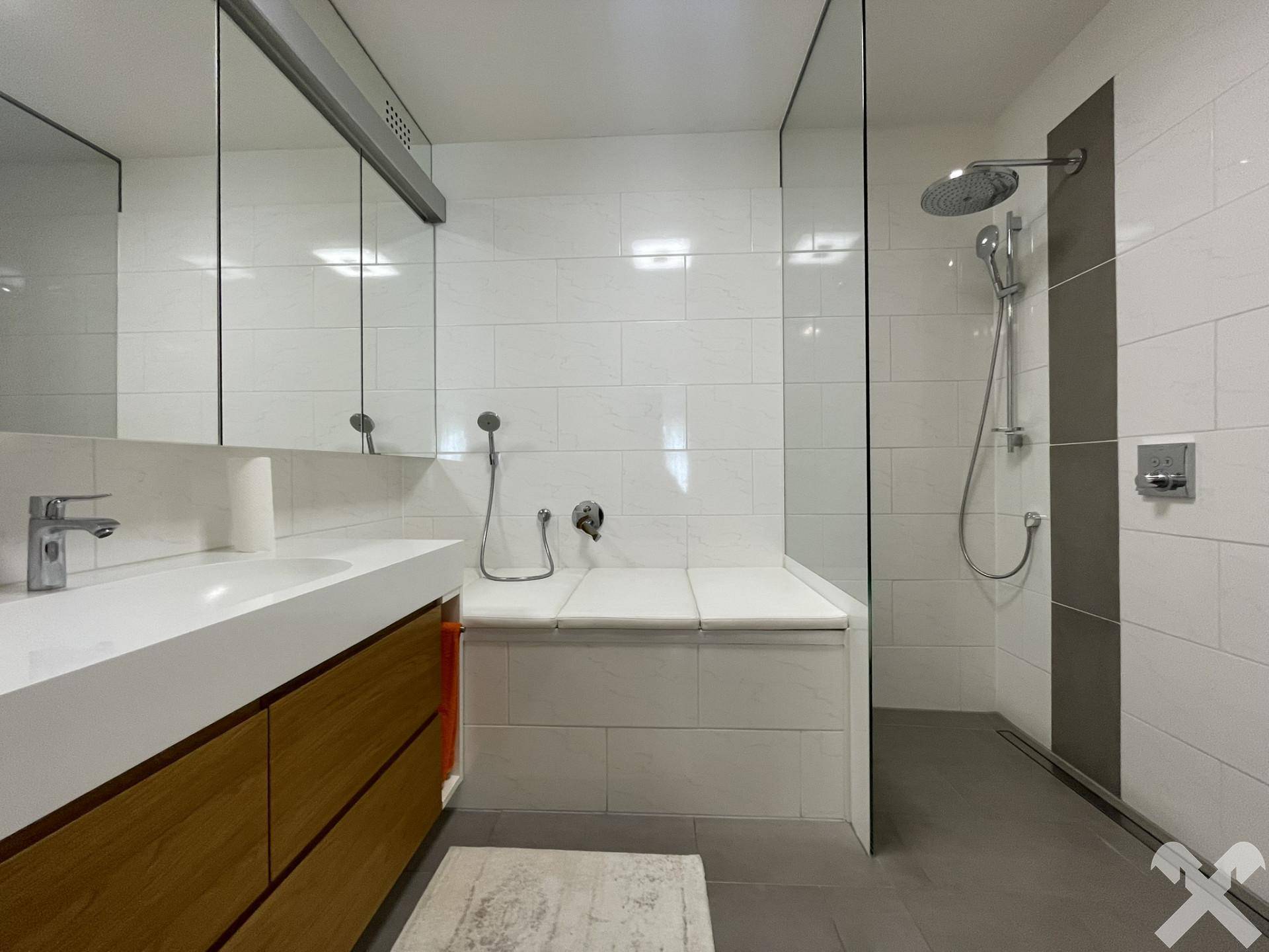 Modernes Badezimmer mit begehbarer Dusche, Badewanne und Doppelwaschbecken.