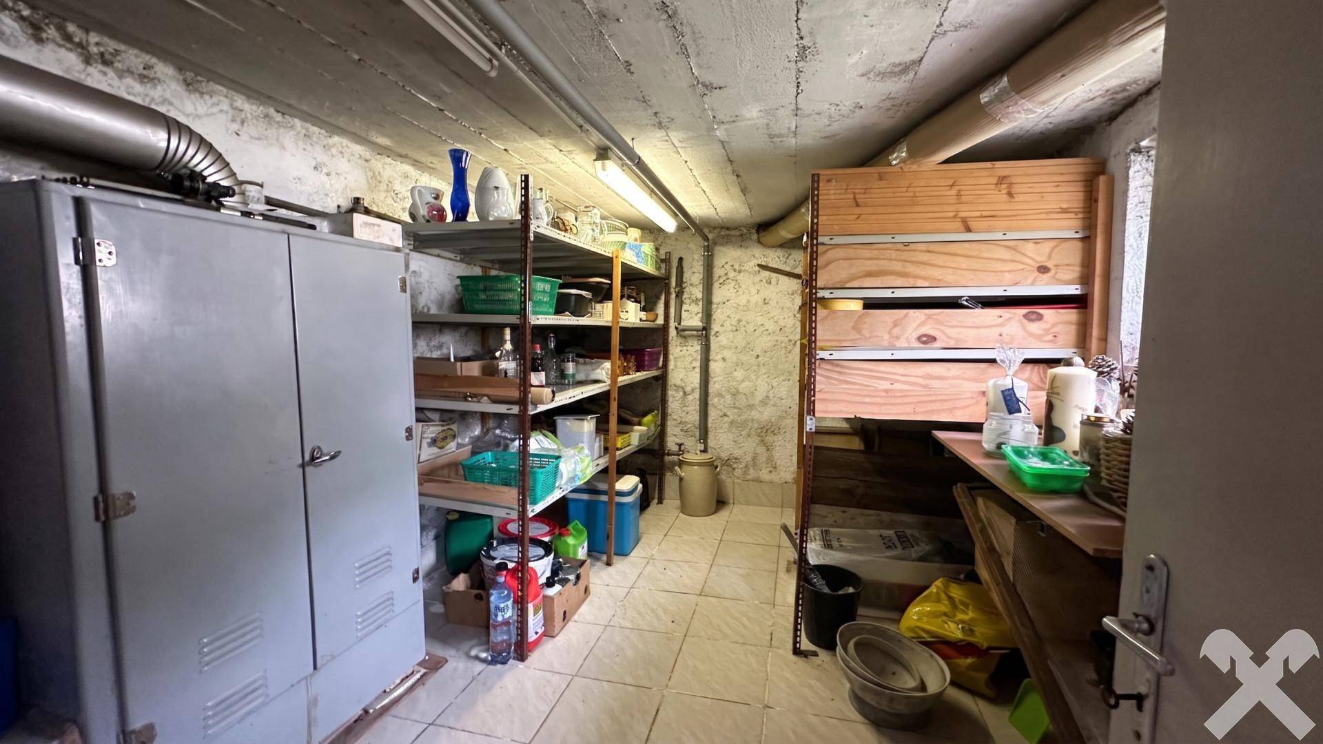 Geräumiger Abstellraum im Keller mit Regalen und Fliesenboden für diverse Gegenstände.