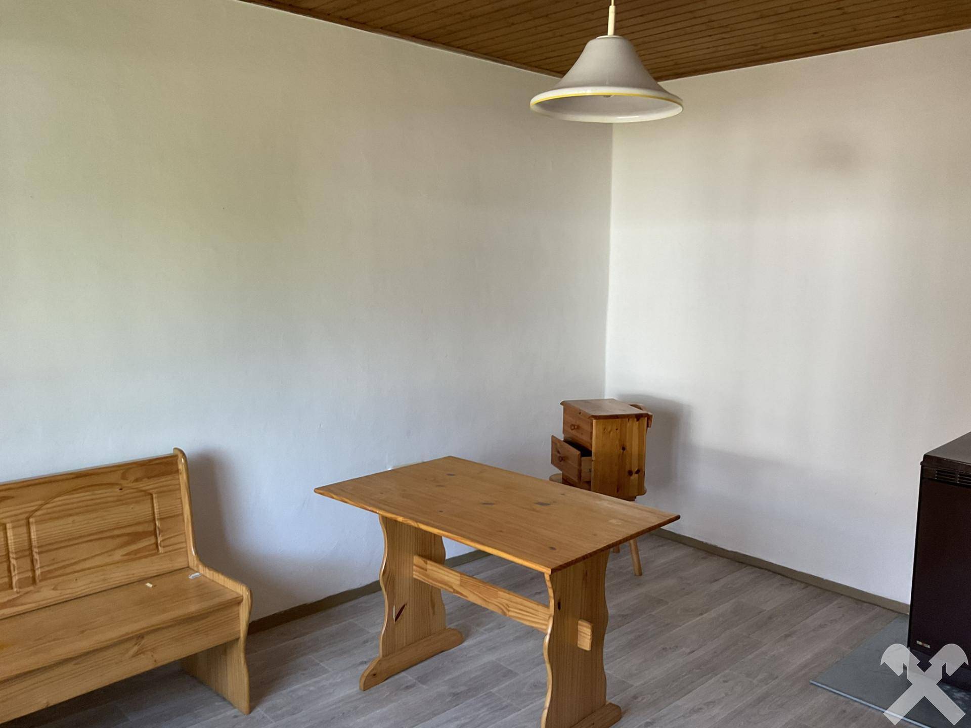 Essbereich mit rustikalem Holztisch und Holzbank, ideal für gemütliche Mahlzeiten.