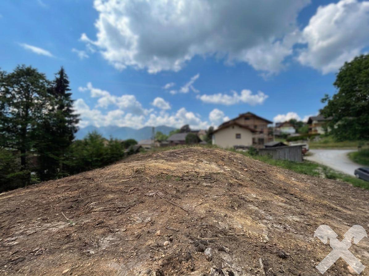 Baugrundstück mit Blick auf die Nachbarschaft und eine ländliche Straße im Hintergrund.