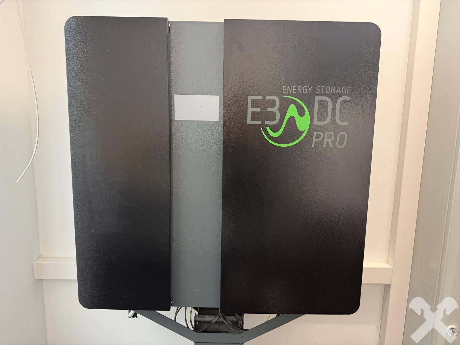 Energie-Speichersystem E3/DC Pro in einem Technikraum installiert.