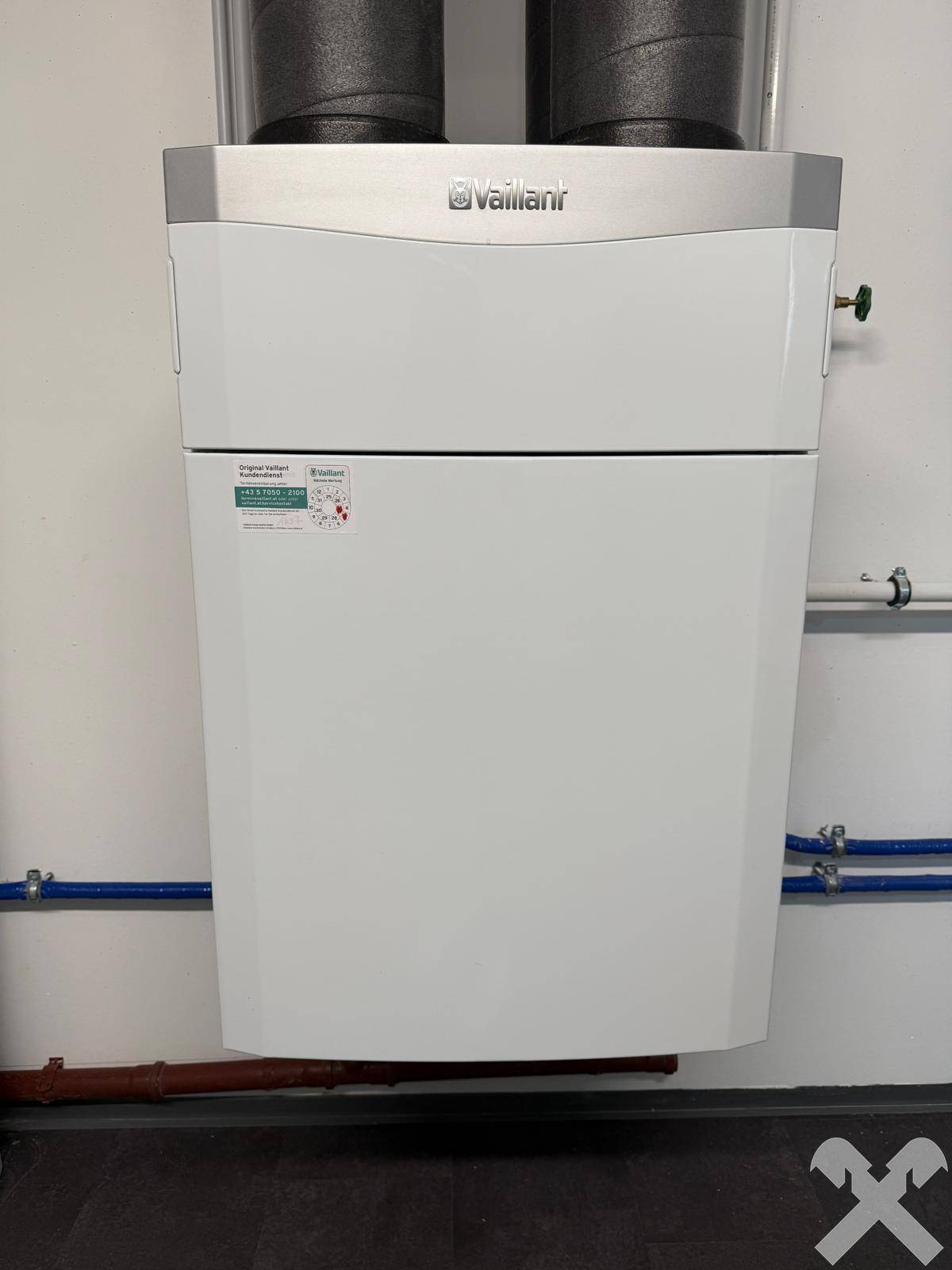 Vaillant Heizungsanlage in einem Technikraum, effizient und platzsparend installiert.