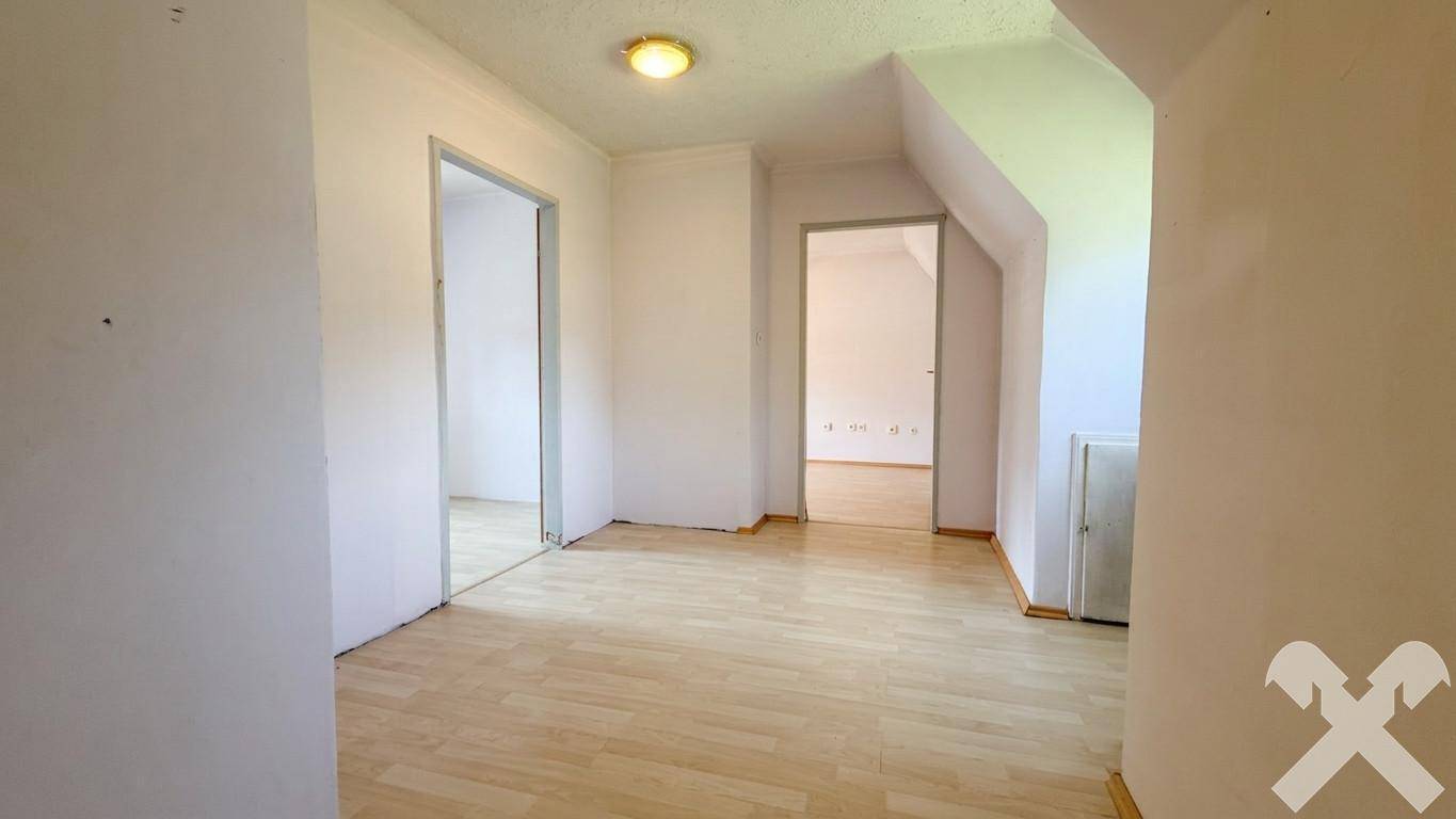 Heller Flur mit Laminatboden und Zugang zu weiteren Zimmern im Obergeschoss.