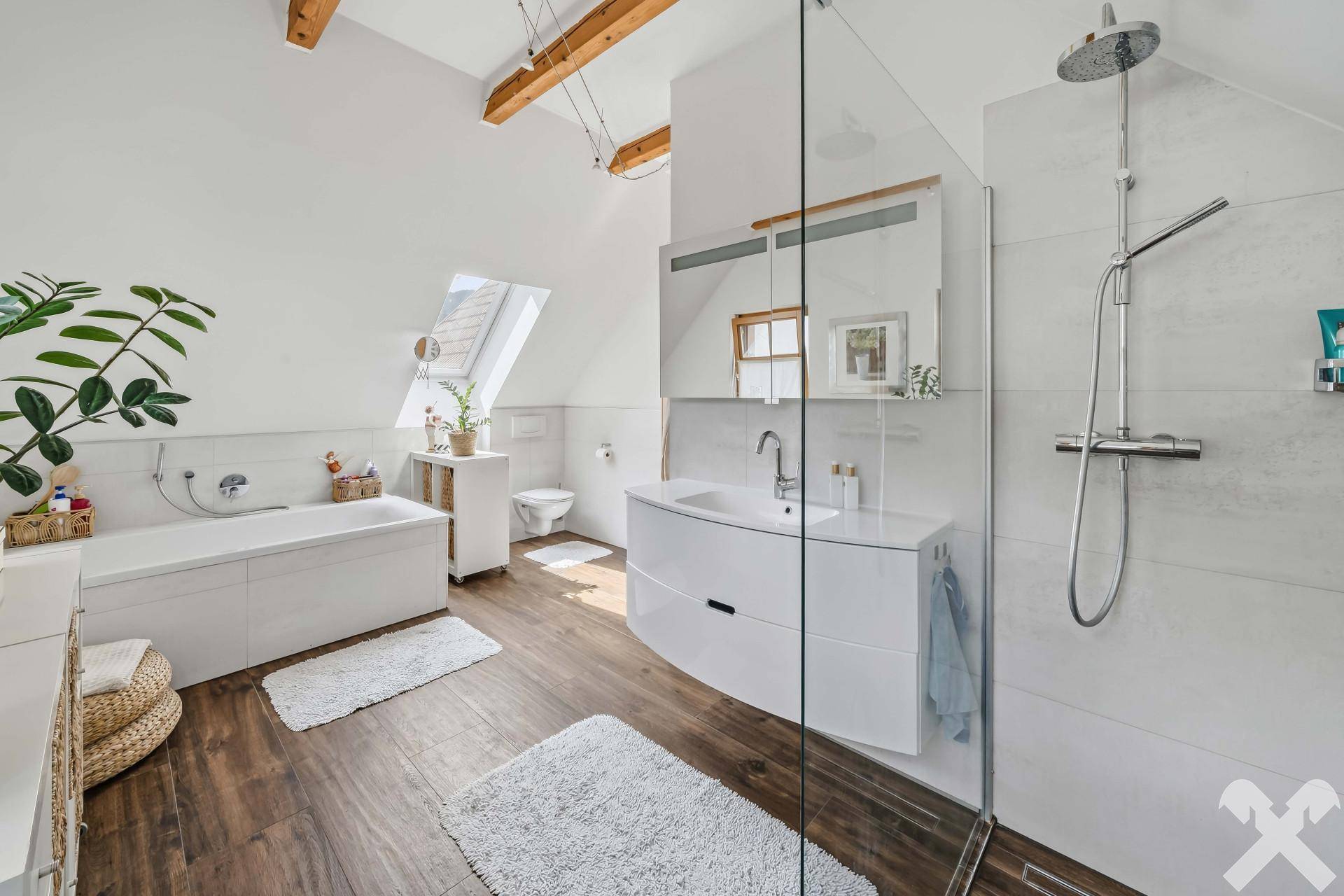 Geräumiges Badezimmer mit Badewanne, begehbarer Dusche, Doppelwaschbecken und Dachfenster.