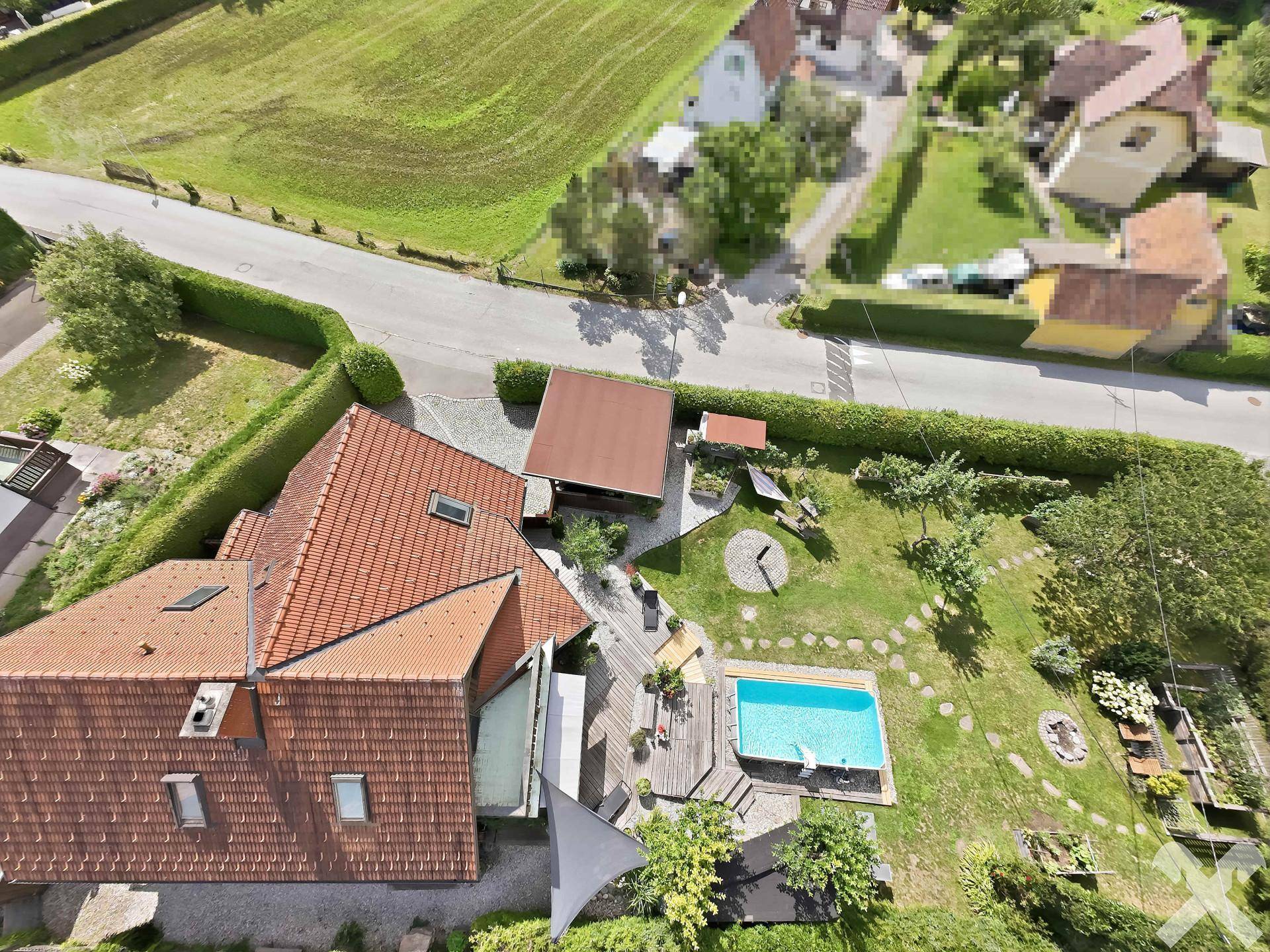 Weitläufige Luftaufnahme des Anwesens mit Haus, Garten, Pool und angrenzender ländlicher Umgebung.