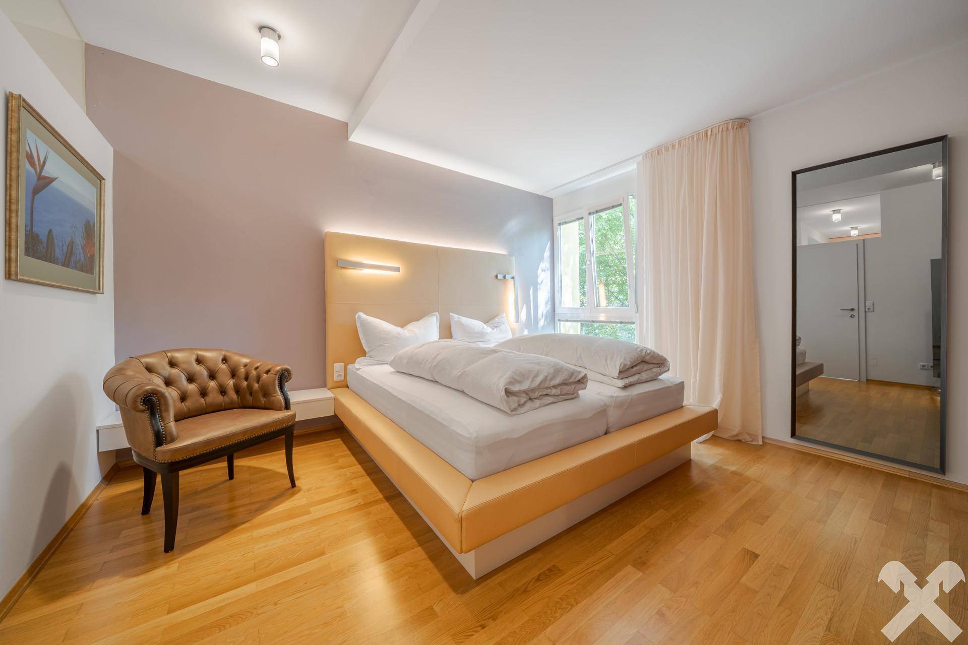 Schlafzimmer mit begehbarem Schrankraum