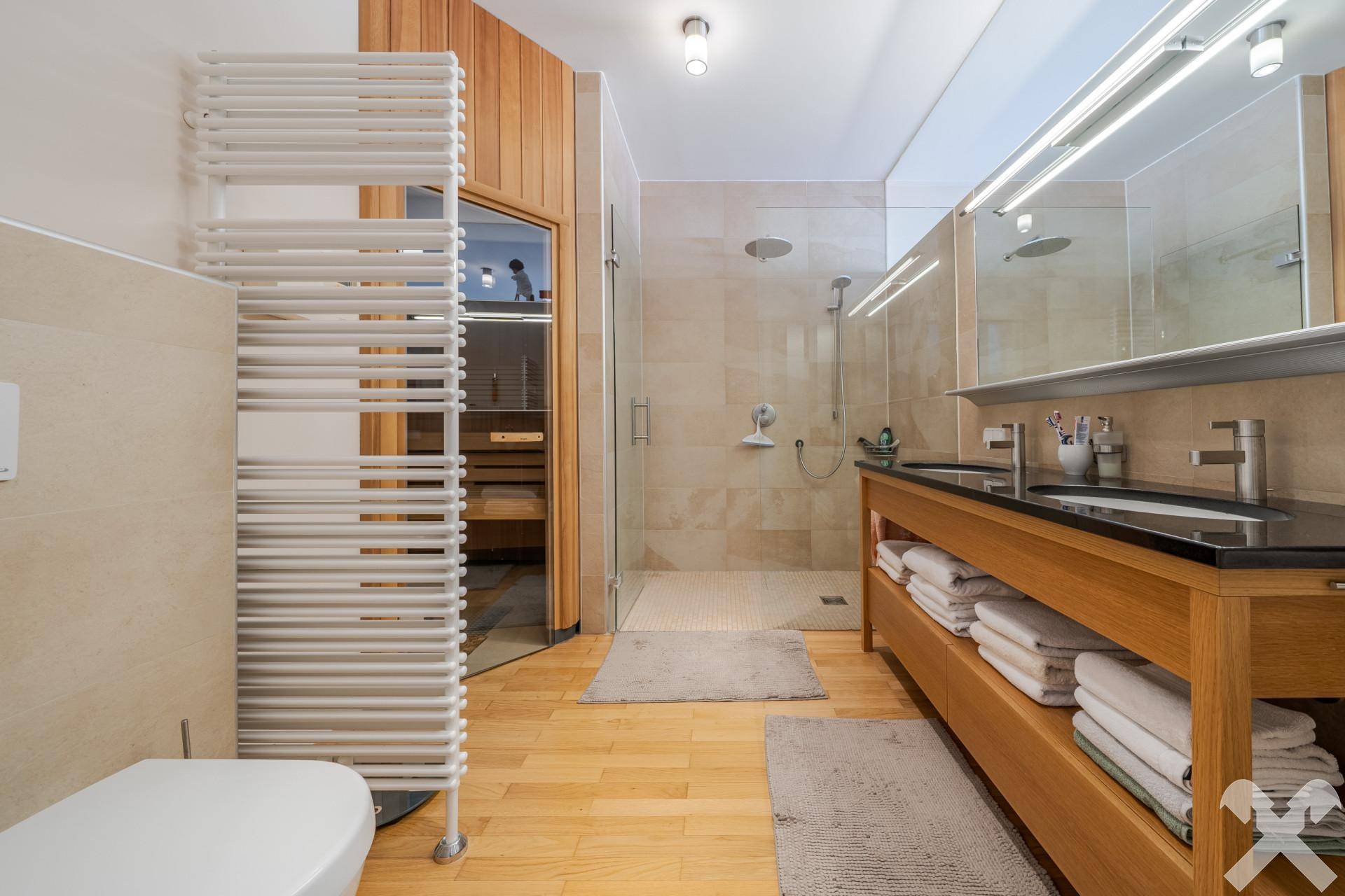 Badezimmer mit Sauna