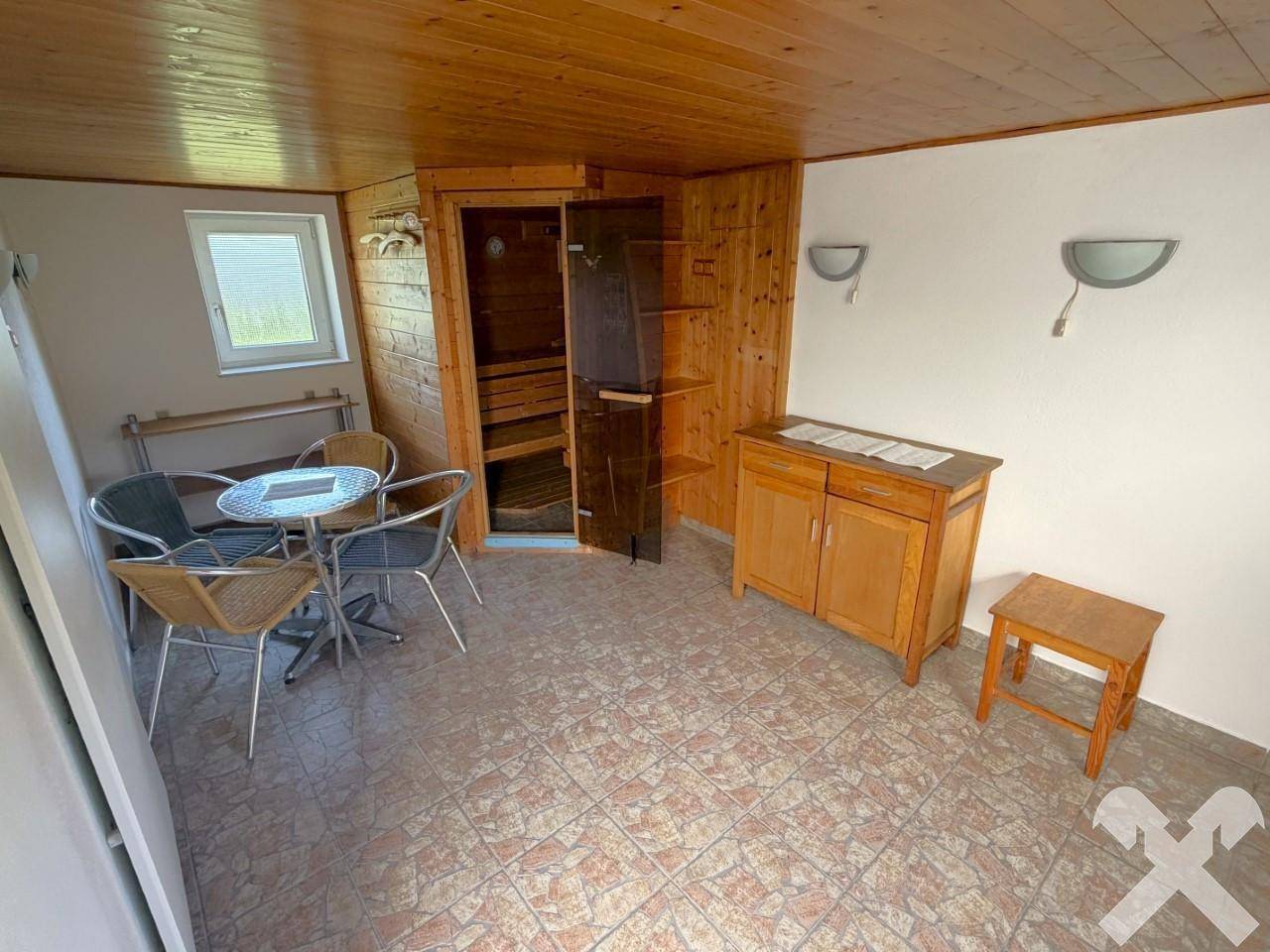 Entspannungsbereich mit Sauna, Sitzgelegenheiten und Holzelementen.