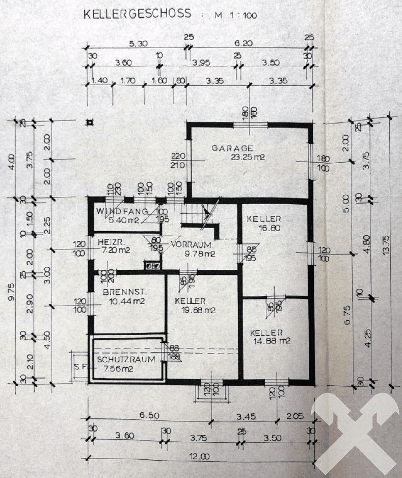 Grundriss des Kellergeschosses mit Garage, Heizraum, mehreren Kellerräumen und einem Schutzraum.