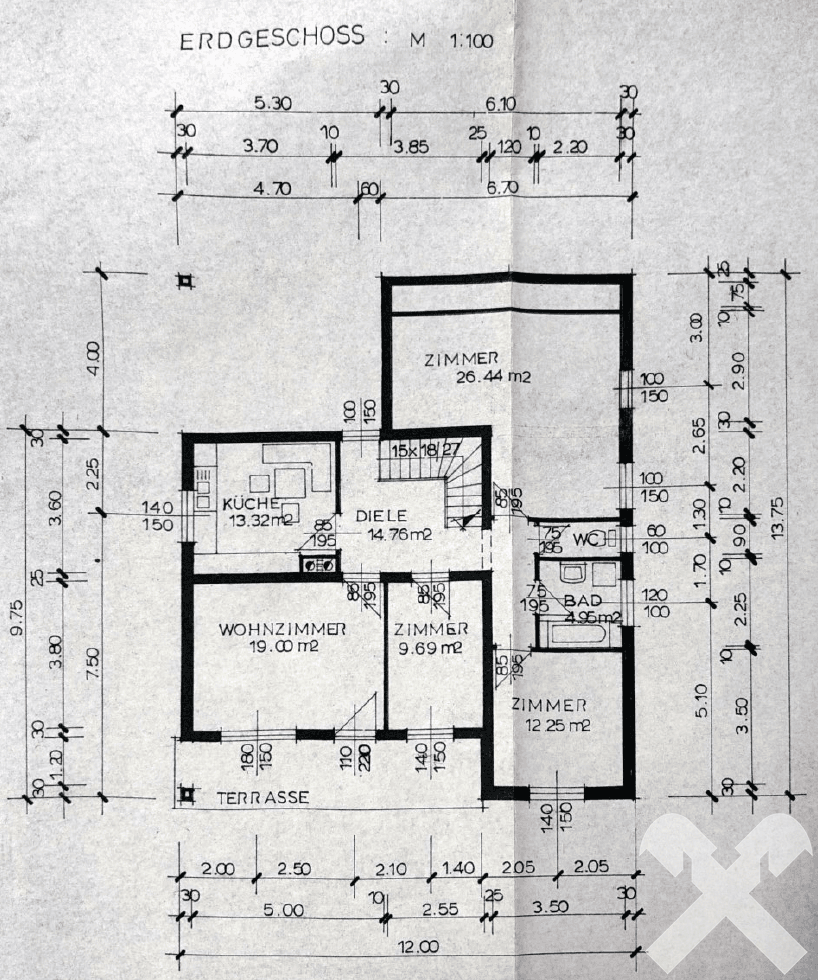 Grundriss des Erdgeschosses mit Wohnzimmer, Küche, mehreren Zimmern, Bad, WC und einer Terrasse.