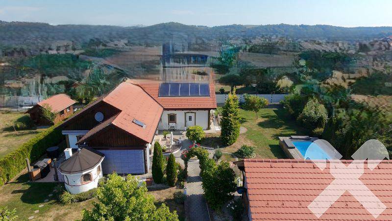 Weitläufiges Anwesen mit Wohnhaus, Nebengebäuden, Pool und Blick auf die umliegende Landschaft.