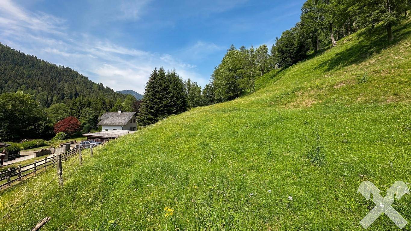 Grüne Wiesen und bewaldete Hügel mit einem traditionellen Haus im Tal unter strahlend blauem Himmel.