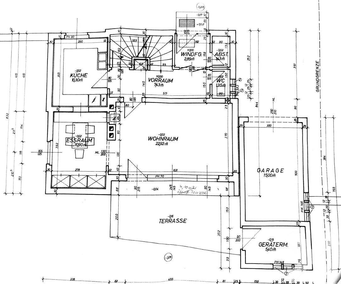 Grundriss des Erdgeschosses mit Küche, Wohnraum, Esszimmer, WC und Terrasse.