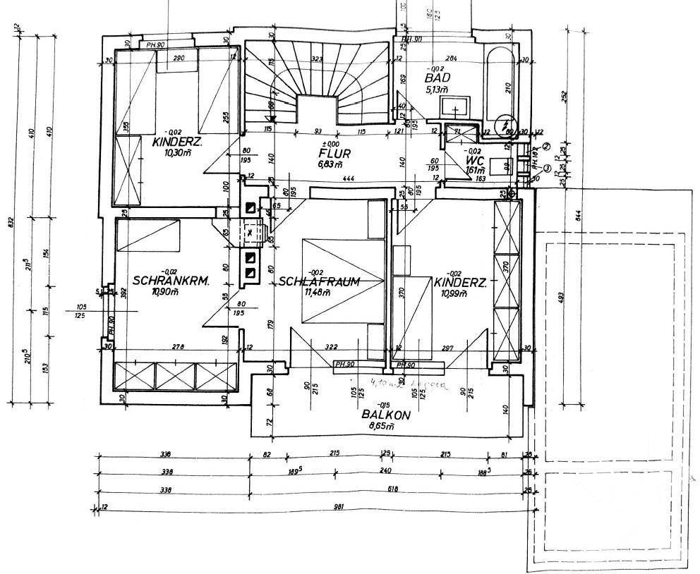 Grundriss des Obergeschosses mit Schlafzimmern, Bad, WC und Balkon.