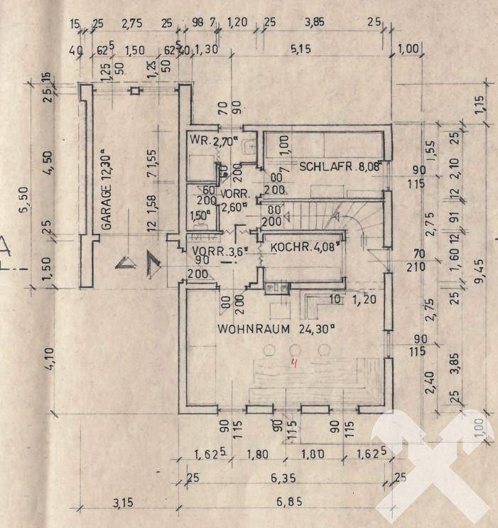 Grundrissplan des Erdgeschosses mit Wohnraum, Küche, Schlafzimmer und Garage.