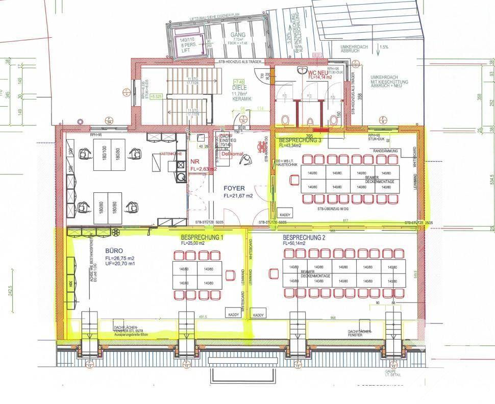Detaillierter Grundrissplan eines Bürogeschosses mit mehreren Besprechungsräumen, Foyer und Sanitäranlagen.