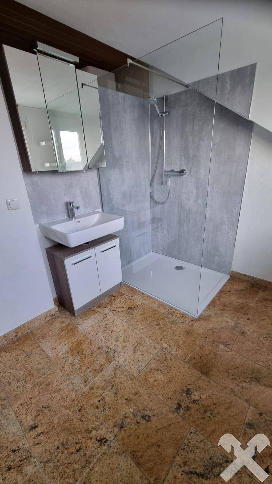 Modernes Badezimmer mit begehbarer Dusche, Einzelwaschbecken und Spiegelschrank.
