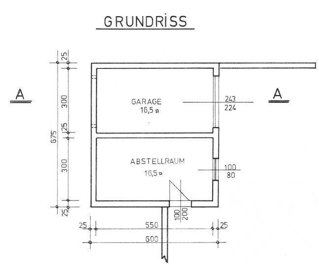 Grundriss der Garage und des Abstellraums mit Maßen und Zugängen.