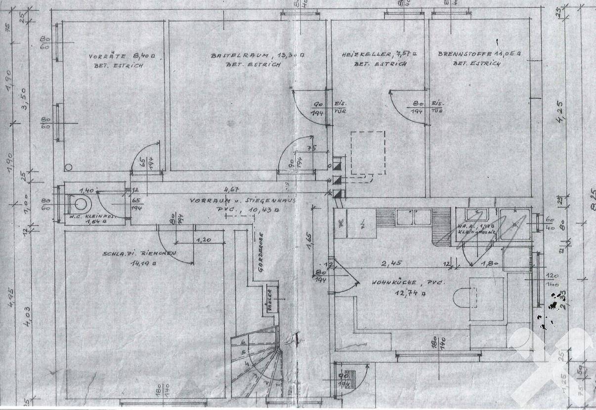 Detaillierter Grundriss des Erdgeschosses mit Wohnküche, Schlafzimmer und Abstellräumen.