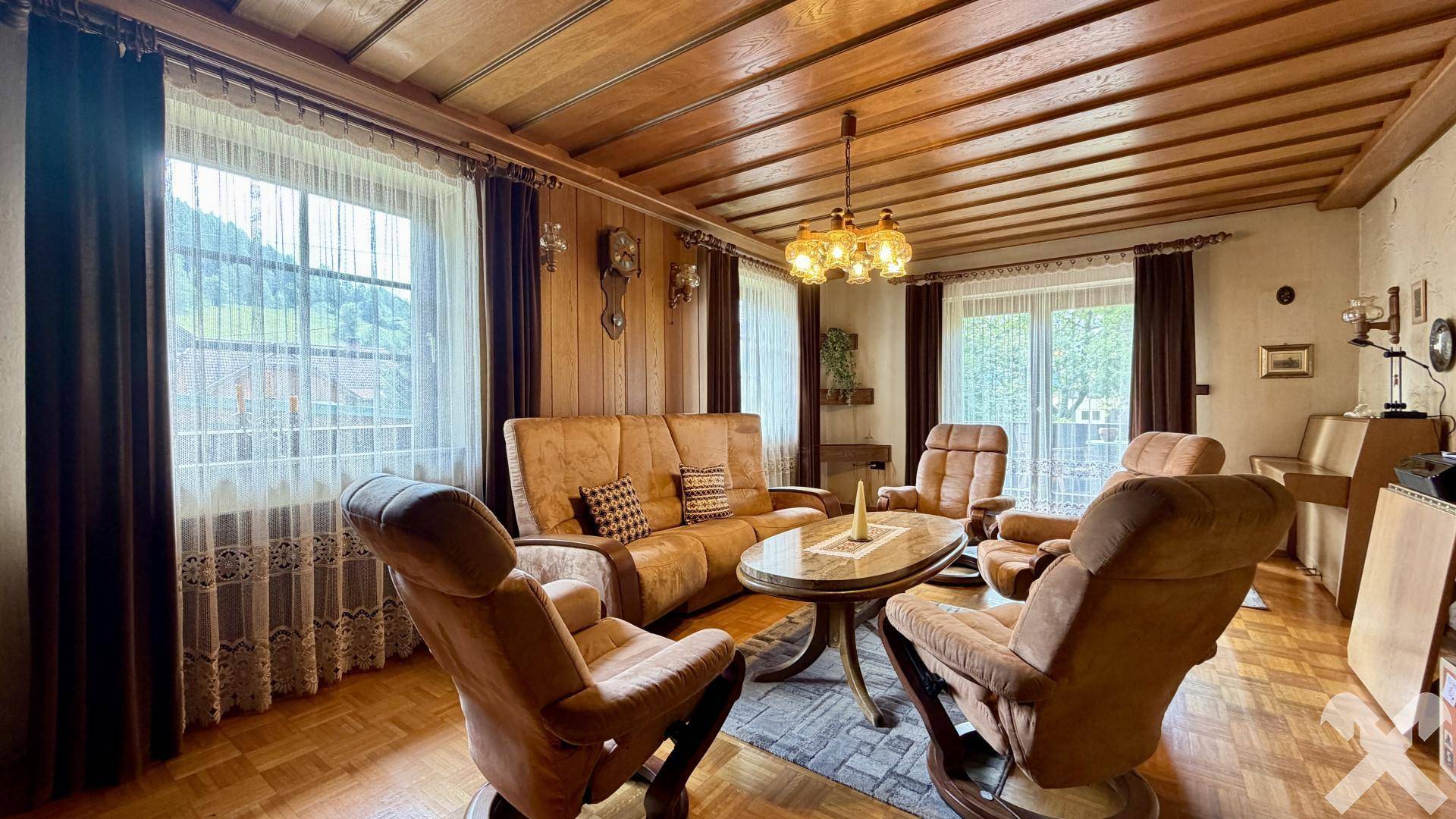 Wohnzimmer mit Balkon