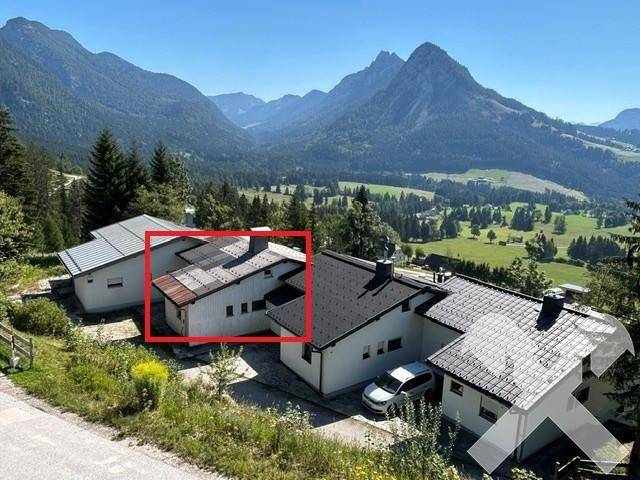 Außenansicht mit Parkplatz
