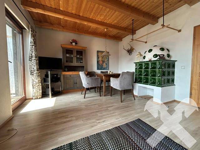 Wohnzimmer mit gemütlichem Kachelofen