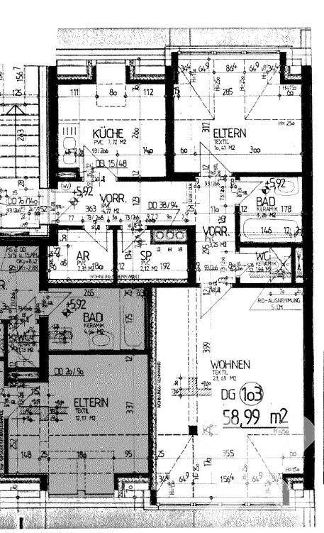 Detaillierter Grundriss einer Wohnung mit Küche, Schlafzimmern und Wohnbereich.