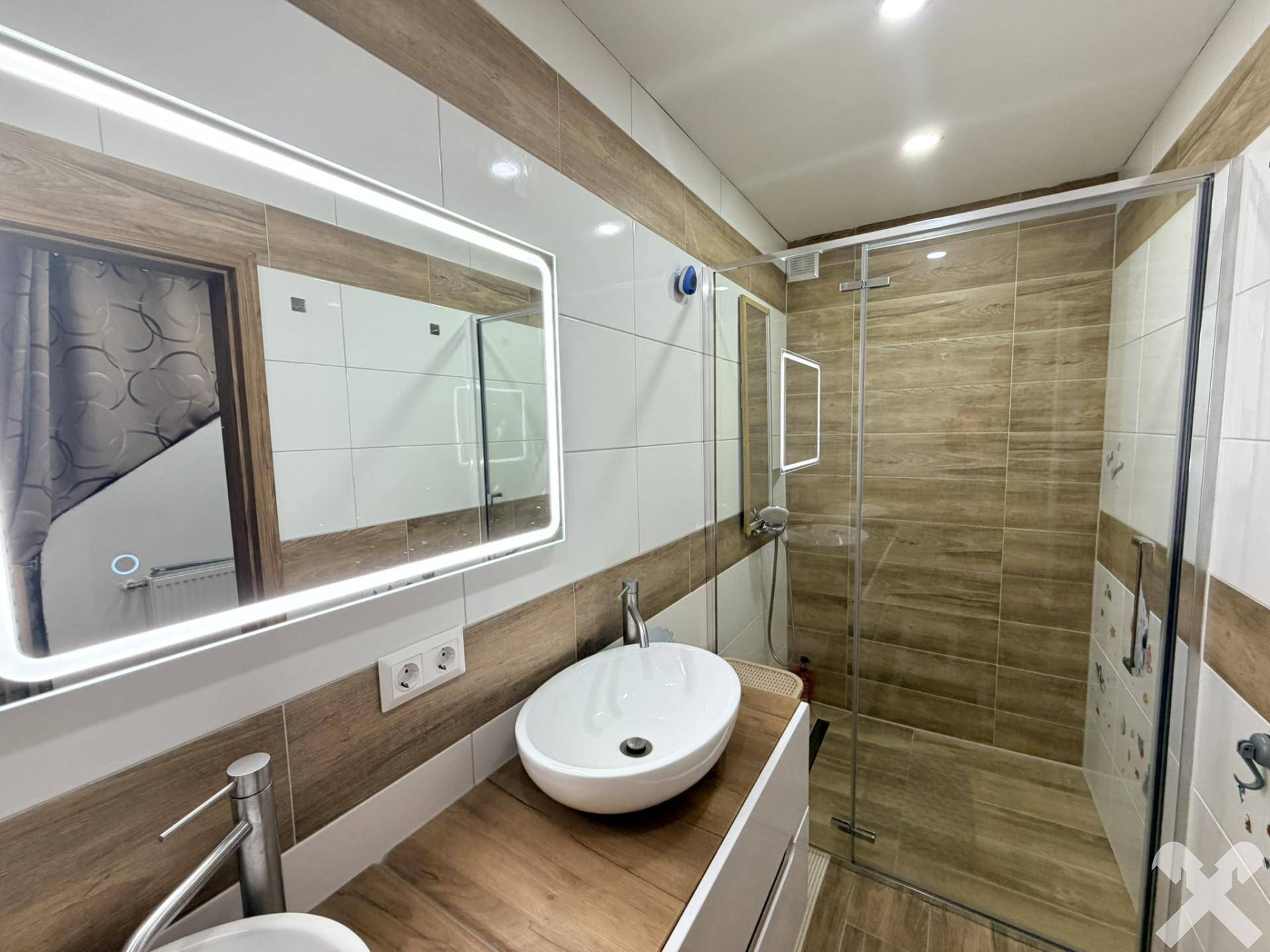 Badezimmer mit barrierefreier Dusche EG