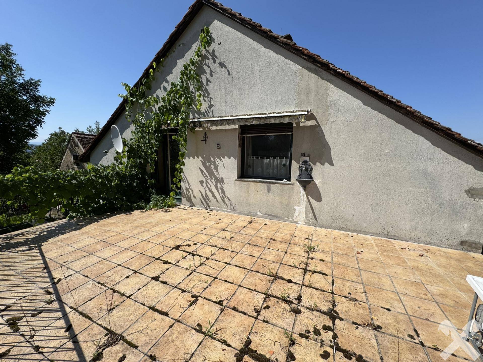 Große gepflasterte Terrasse neben dem Haus, ideal für Outdoor-Aktivitäten und Entspannung.