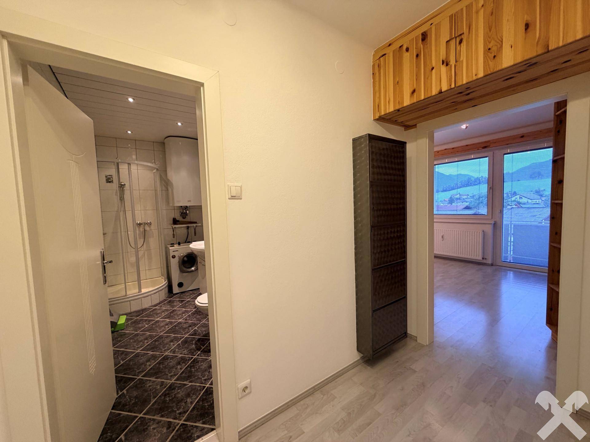 Blick vom Flur in das Badezimmer
