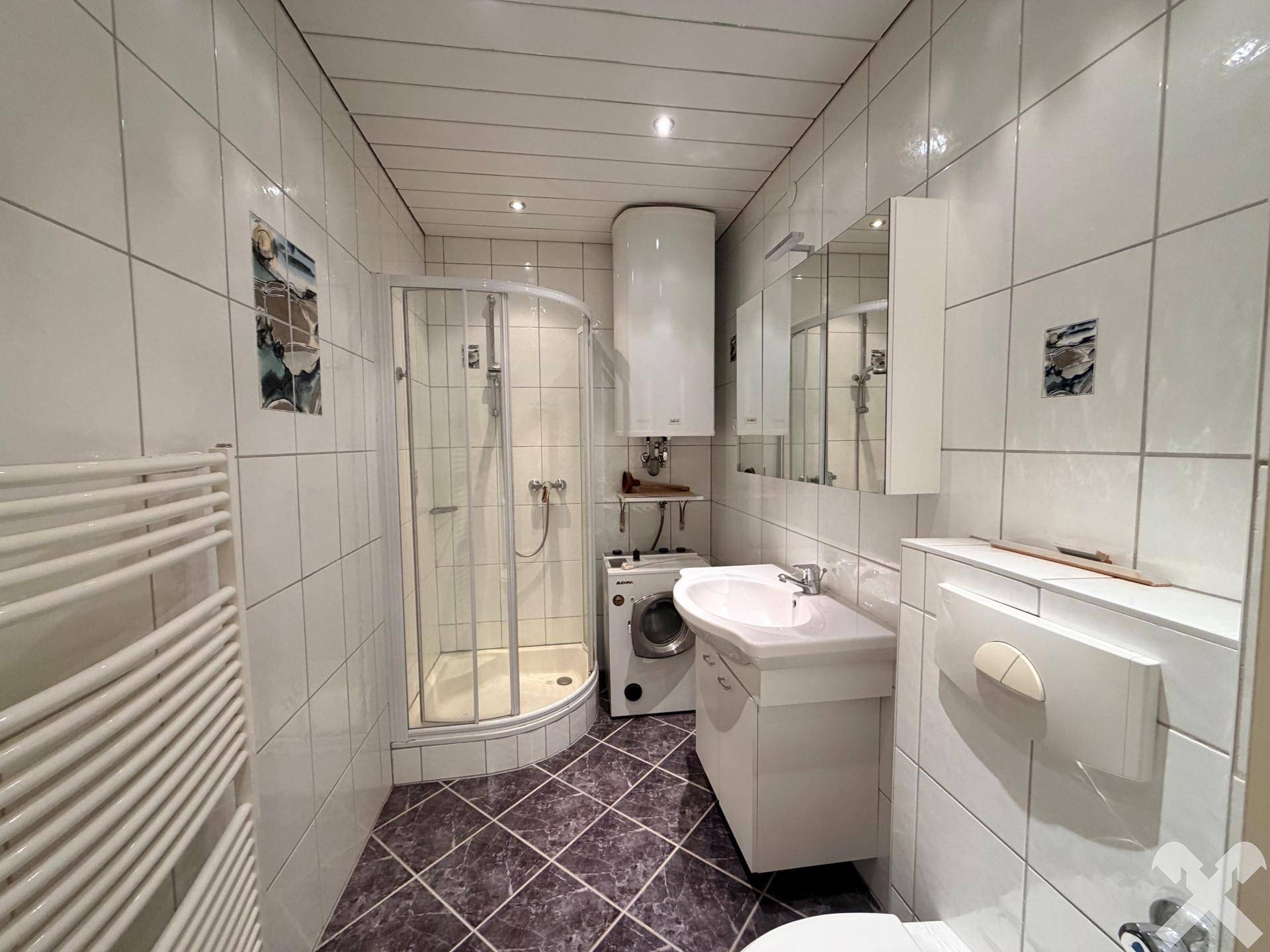 Badezimmer mit Dusche und WC