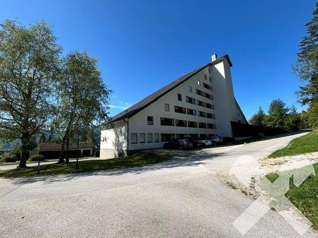 Rückseite der Anlage mit zusätzlichen Schattenparkplätzen